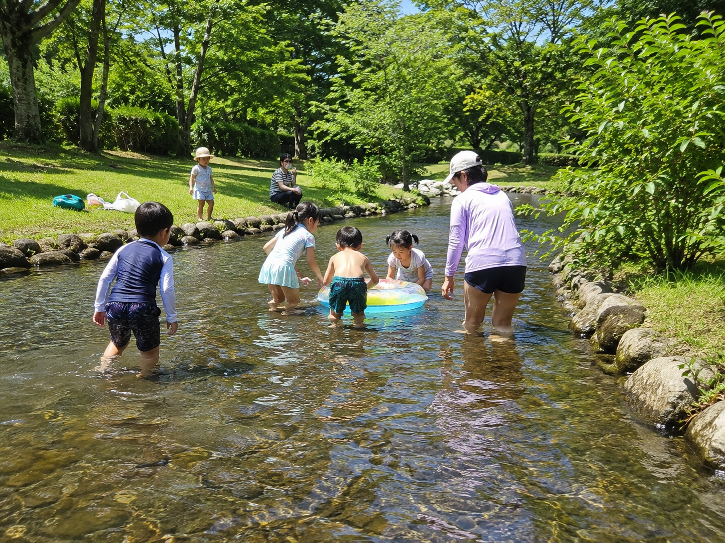 川崎市の水遊び場6選｜じゃぶじゃぶ池・噴水・無料スポット【2026年夏】